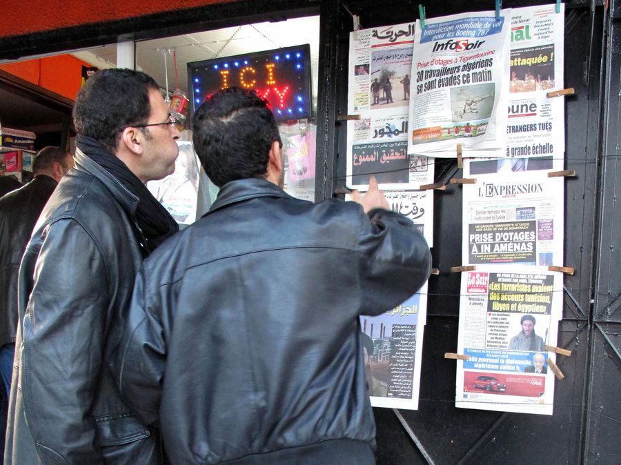 Par Mourad HAMMAMI Parmi les réformes désastreuses pour l’Algérie, on compte celle de l’école. En effet, on est passé d’une école plus ou moins neutre, respectable et républicaine à un système fondamentale, qui semble être une école idéologique dédiée à la propagande panarabisme. Les Algériens lisent des journaux nationaux (Source : www.npr.org)
