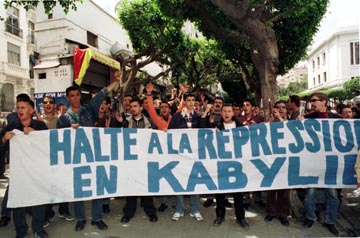 Une marche contre la répression à Alger, 3 mai 2001 (Source : www.themilitant.com)