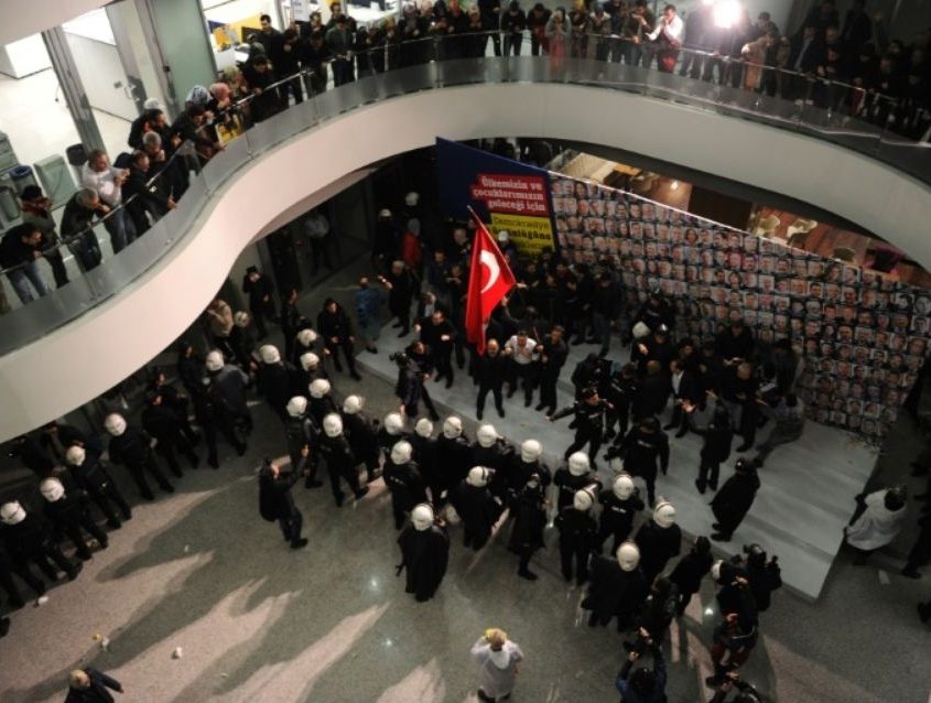 Intervention de la police au journal Zaman en mars 2016
