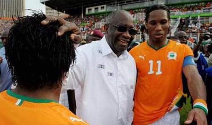 Didier Drogba présente l'équipe de Cote d'Ivoire à Allassane Ouattara