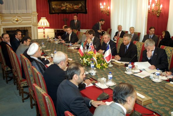 Une délégation ministérielle de l'Union européenne en Iran lors des discussions sur le programme nucléaire iranien, le 21 octobre 2003.