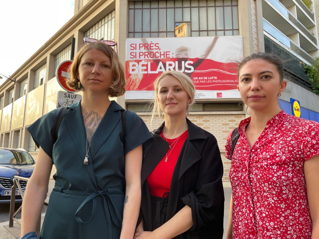  De gauche à droite : Kseniya Halubovitch, Violetta Savchits et Volga Shukaila devant la Maison des journalistes. Crédit : Hicham Mansouri